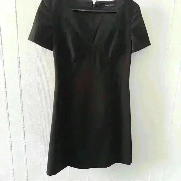 Black Halo Vneck cut in black size 4 - Picture 1 of 6